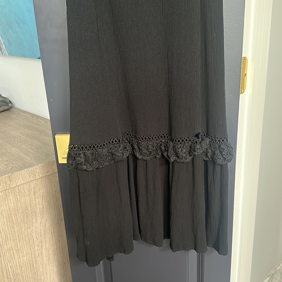 Black Flowy Lace Detail Dress - Picture 3 of 5